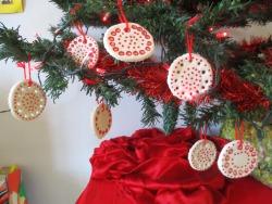 Decorazioni natalizie per abbellire l'albero